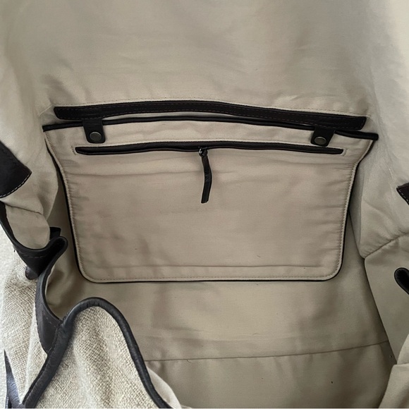 Ellen Tracy Travel bag. New with tag. Linen fabric. Size, 18x15.5x5. - Picture 2 of 6